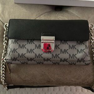 Michael Kors Crossbody wallet